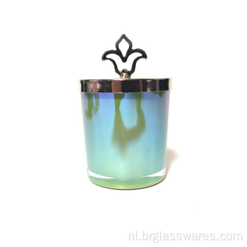 Gekleurde glazen kaarsenpot met deksel in de vorm van een vlam